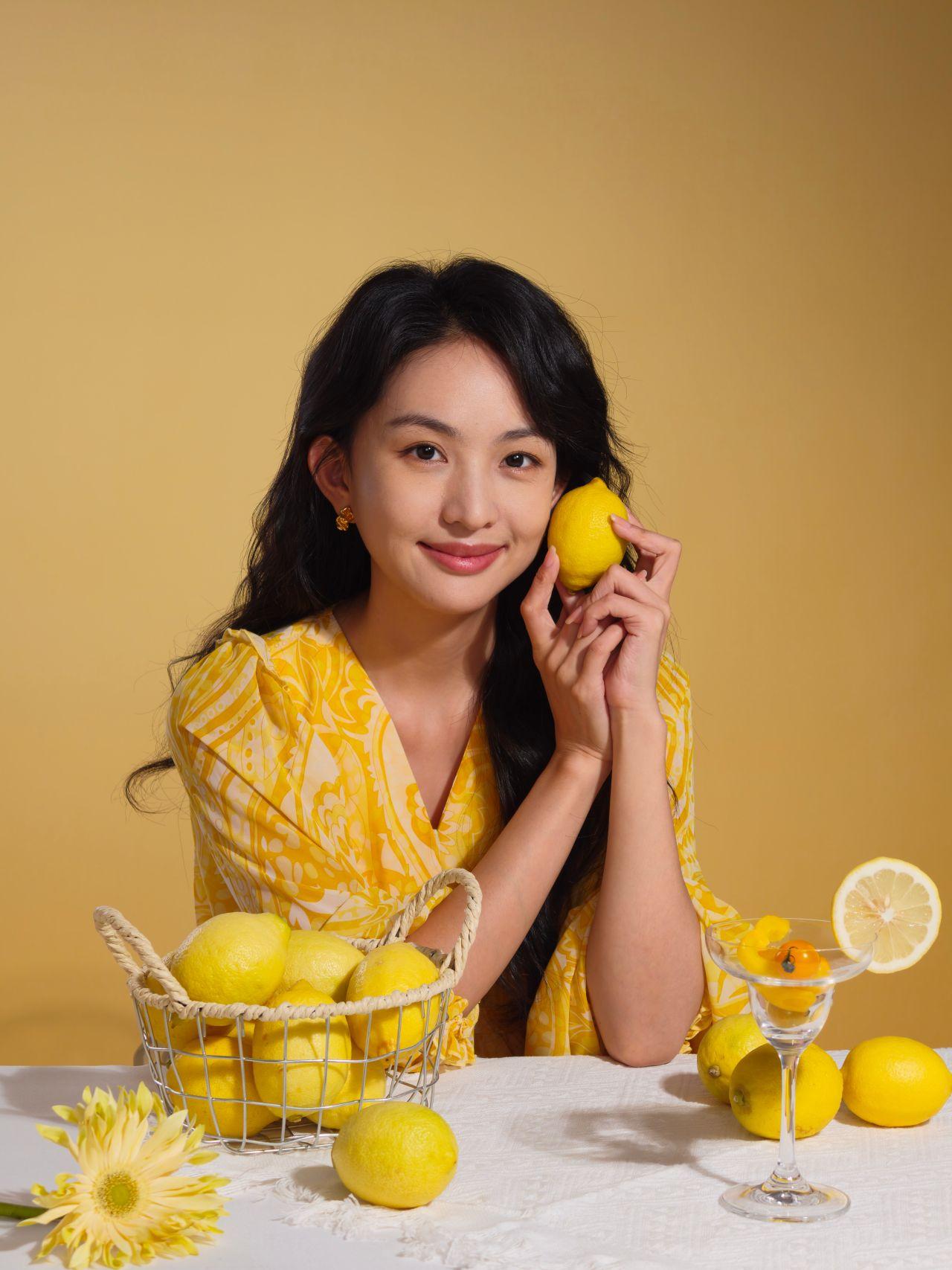 OPPO Find系列產品負責人周意保,較早前就上傳了以Find X9 Pro拍攝、一系列2億像素人像模式試拍相片,並用上挑戰手機色彩還原表現的大面積純色背景。