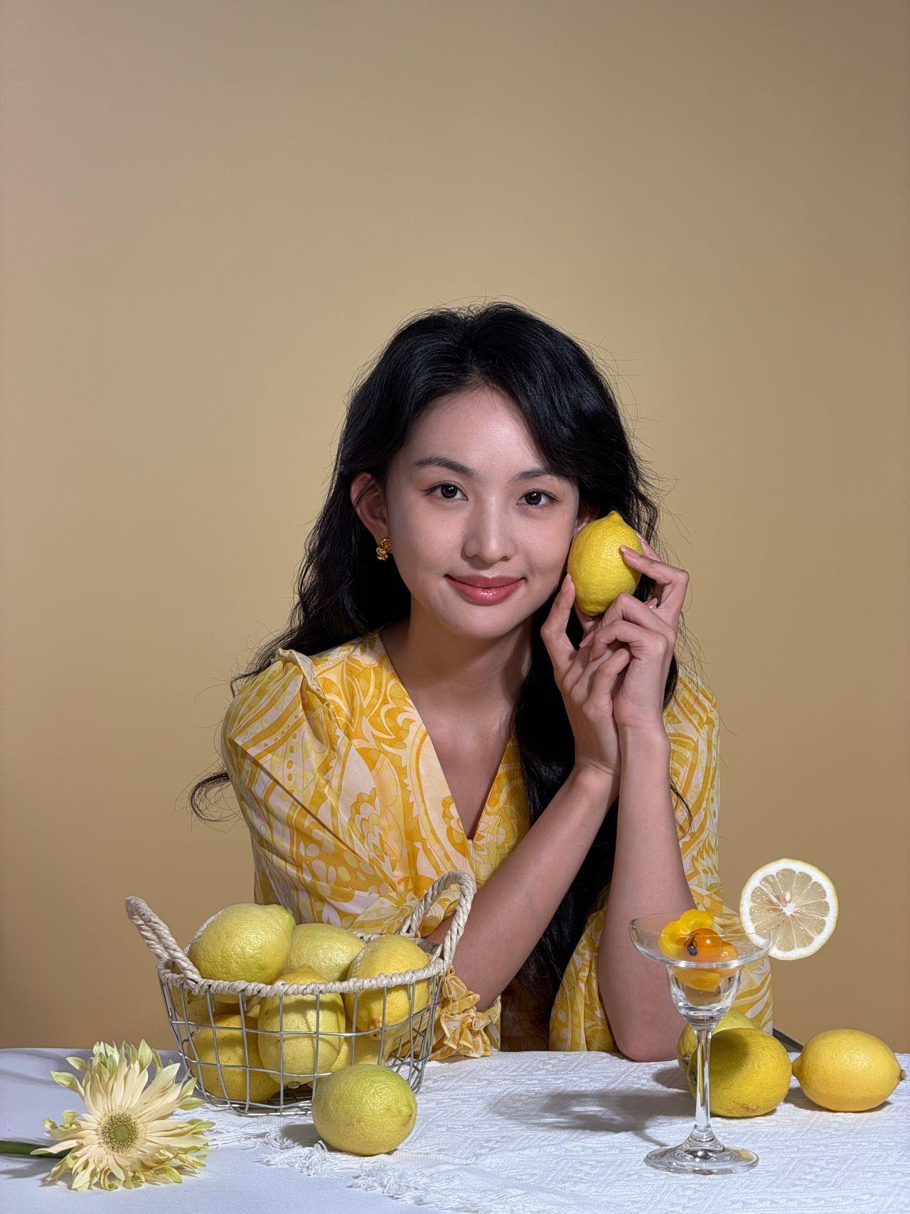 OPPO Find系列產品負責人周意保,較早前就上傳了以Find X9 Pro拍攝、一系列2億像素人像模式試拍相片,並用上挑戰手機色彩還原表現的大面積純色背景。