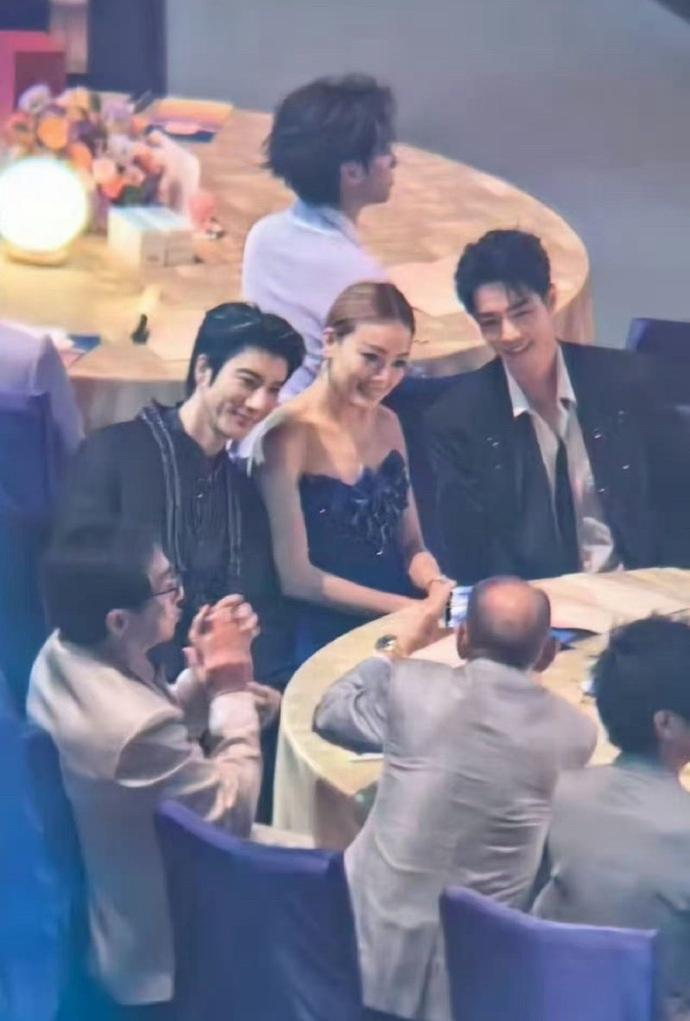 網友捕捉到楊受成為肖戰、容祖兒和王力宏影合照。