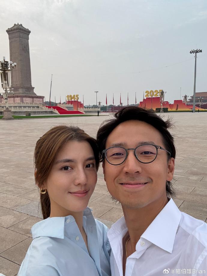 吳千語與丈夫施伯雄,拍住拖參加九三閱兵。