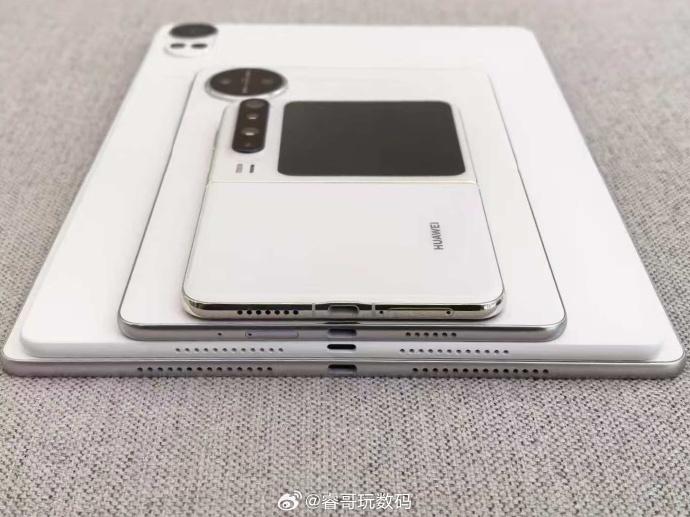 疑似 HUAWEI MatePad Mini 實機比較照片,由數碼博主「睿哥玩數碼」早前在微博透露,與同廠(左起) Pura X、MatePad Air 跟 MatePad Pro 並排比較。