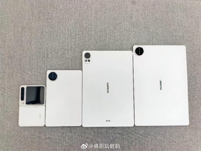 疑似 HUAWEI MatePad Mini 實機比較照片,由數碼博主「睿哥玩數碼」早前在微博透露,與同廠(左起) Pura X、MatePad Air 跟 MatePad Pro 並排比較。