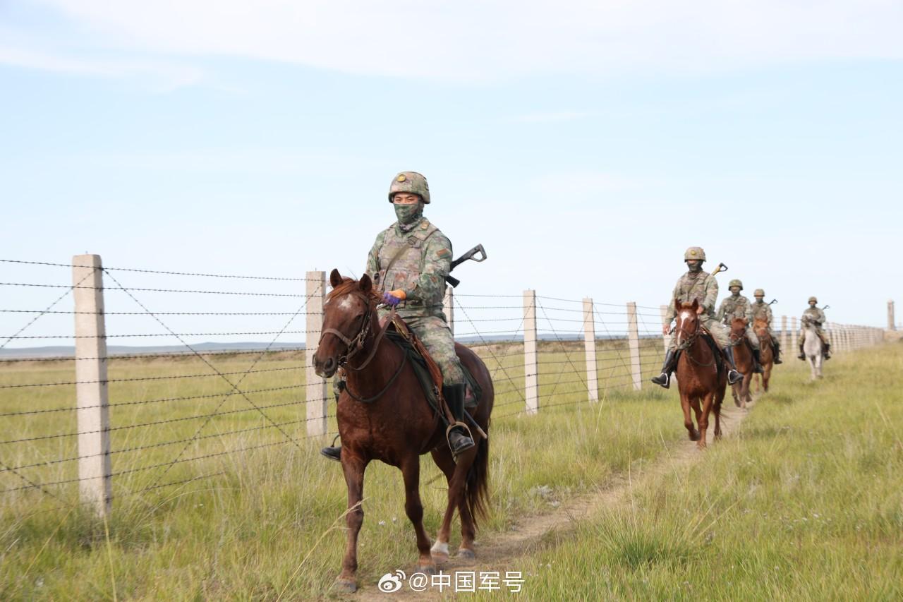 中俄蒙三國在內蒙古自治區的邊境區域舉行「邊防合作2025」聯合演練,是三方首次組織邊防部隊參加聯合演習。(解放軍新聞傳播中心官方微博)