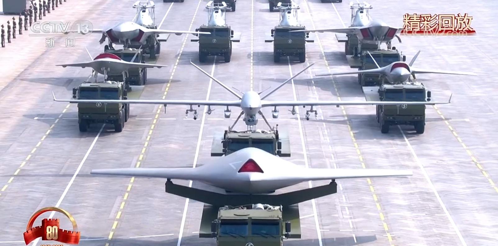 抗戰勝利80周年|這是空中無人作戰方隊接受檢閱。(新華社)