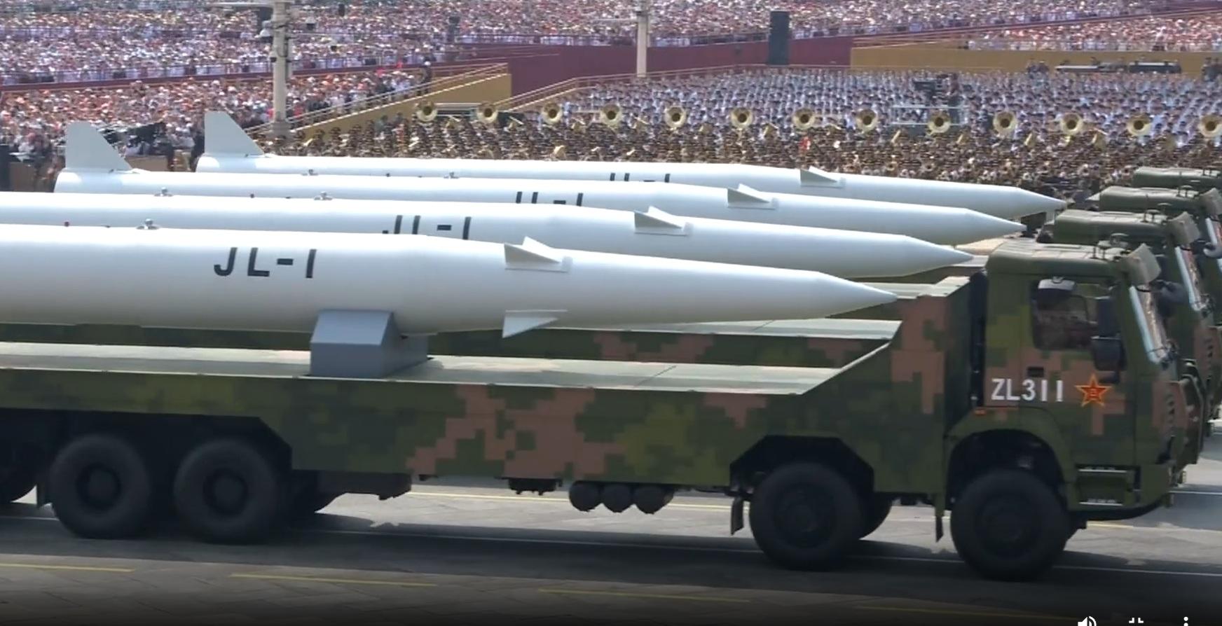 抗戰勝利80周年|首次亮相的包括驚雷-1空基遠程導彈。(央視截圖)