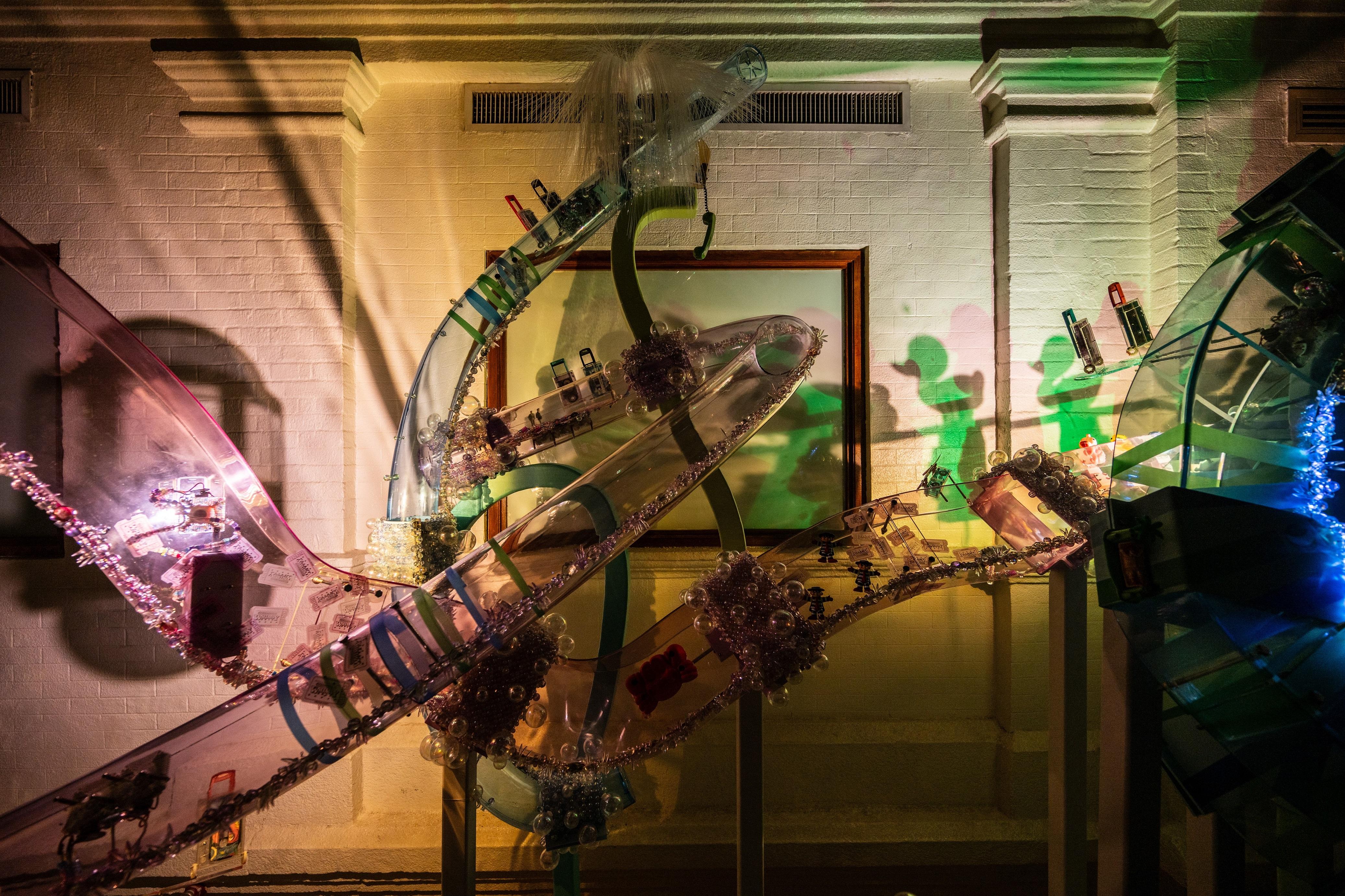 阮家儀光影裝置作品《幻影》。