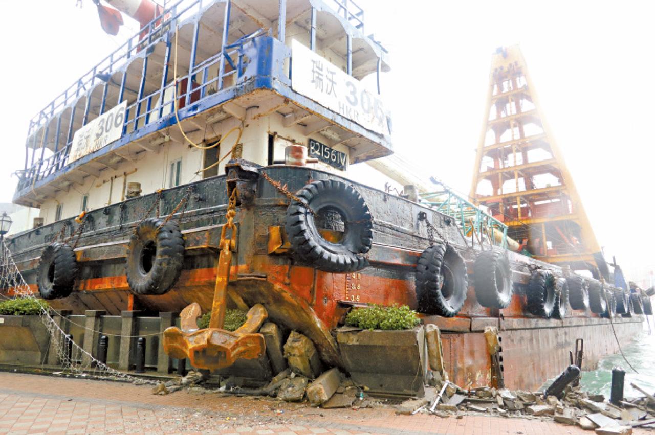 颱風樺加沙 紅磡 躉船