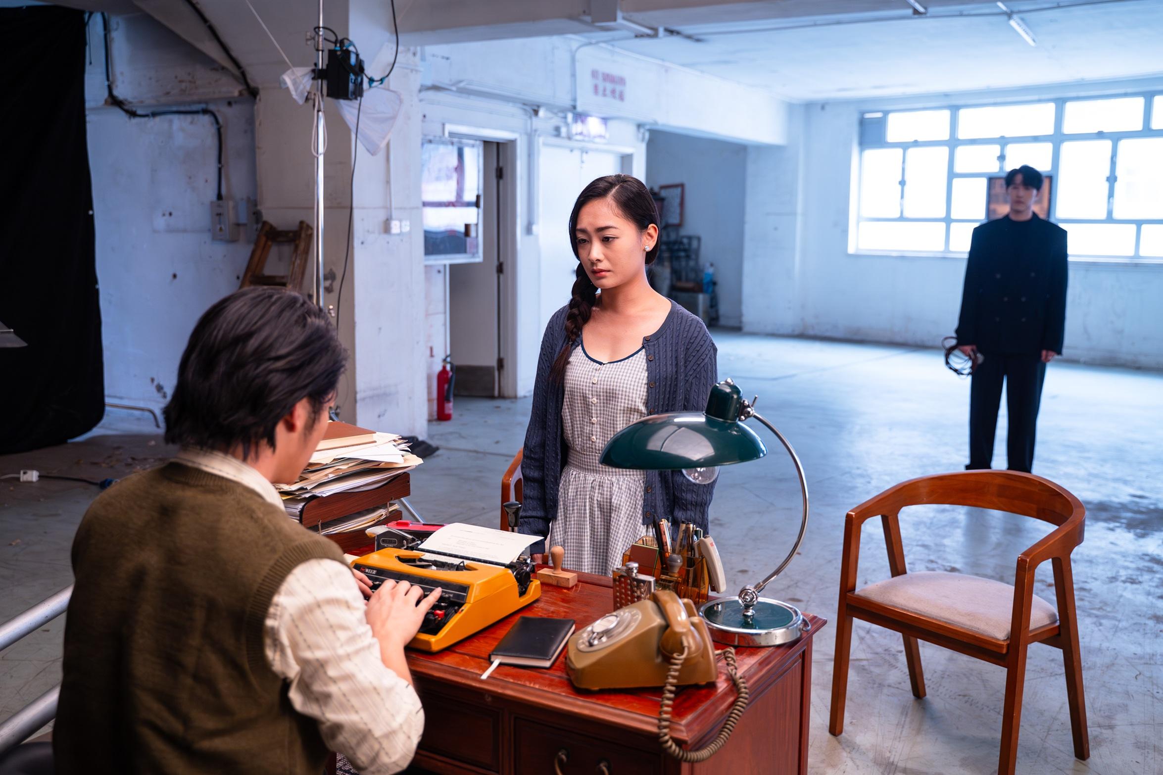 《蘇富比》MV講述富翁年輕時為了賺錢,而錯過的友誼和夢想。