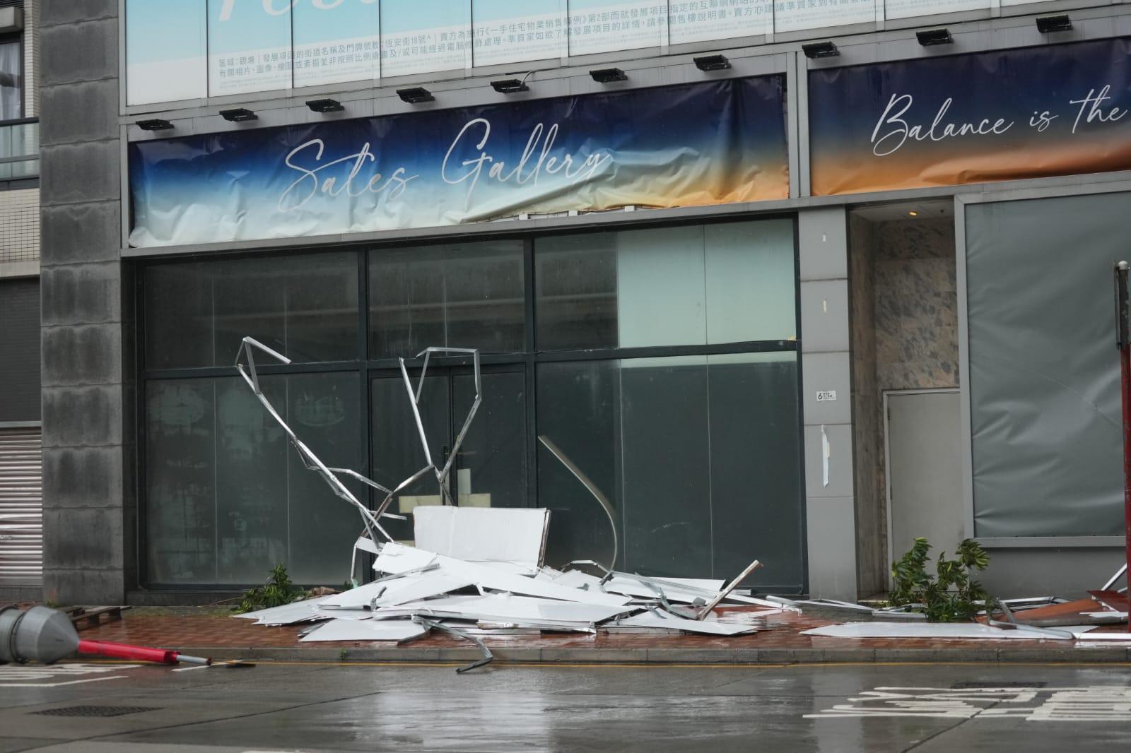 八號東南烈風或暴風信號現正生效。鯉魚門早上風勢強勁