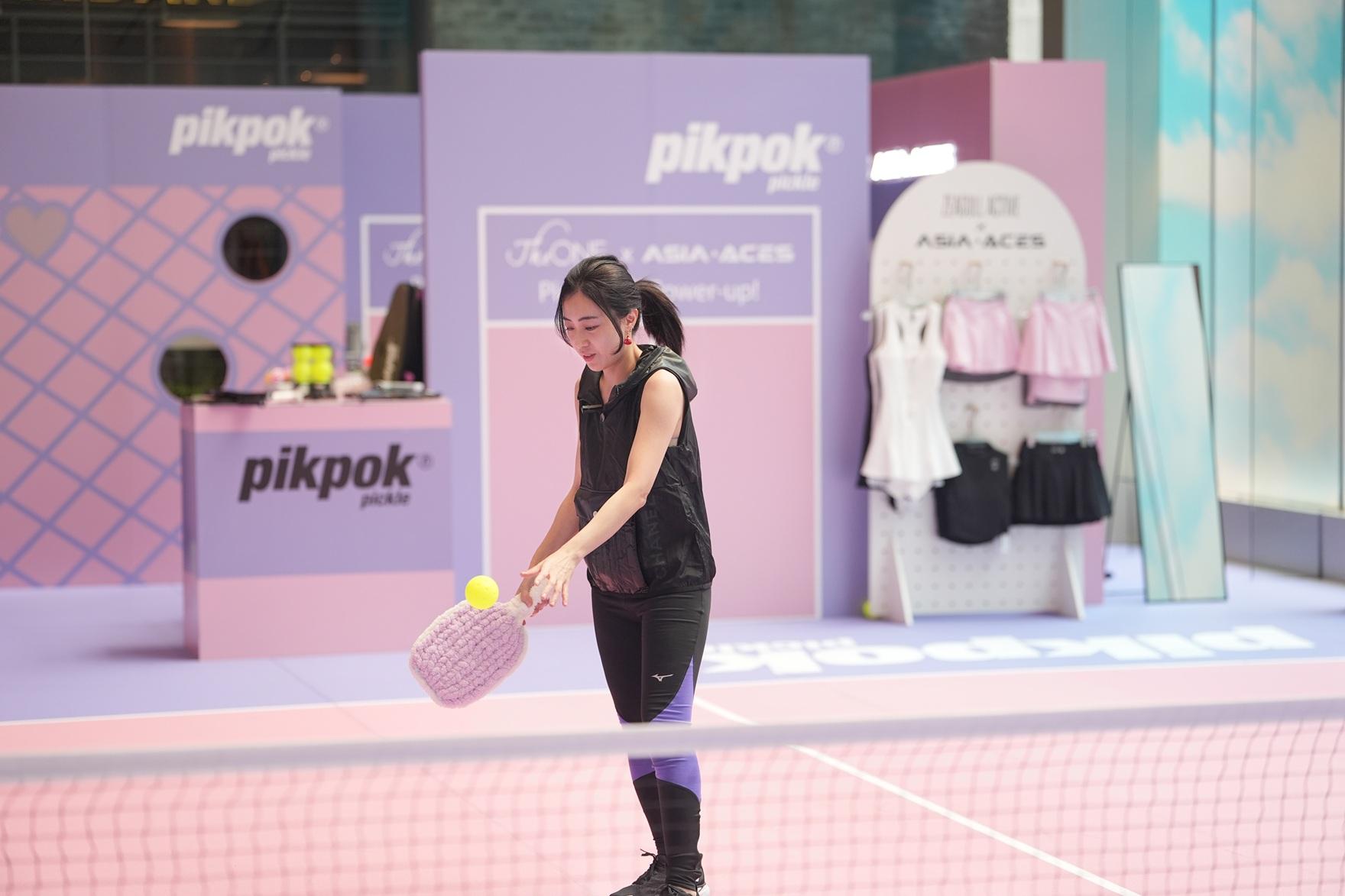 甘比採用的,是她自製的鈎織「特別版」球拍。