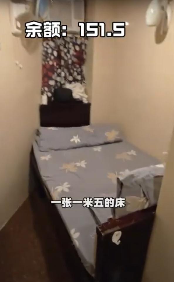 男生入住盛名遠播的重慶大廈。(網片截圖)