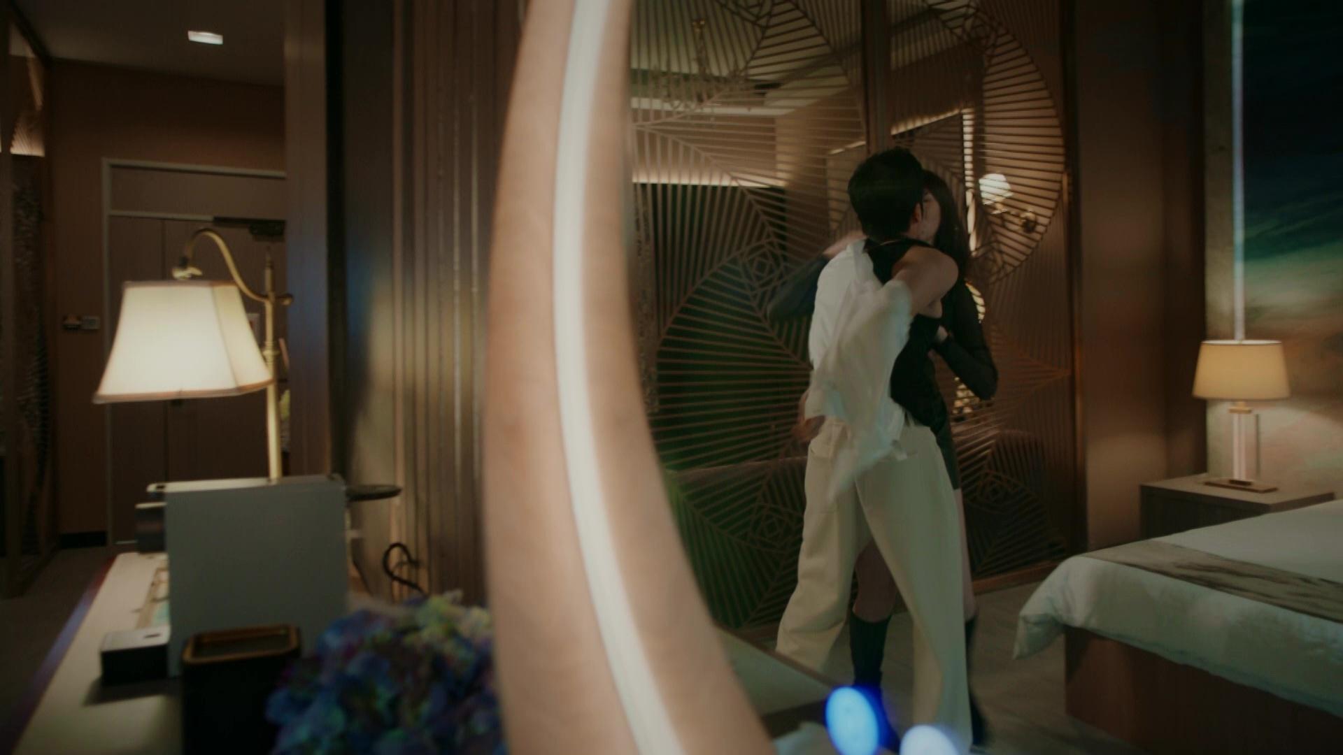 阿Moon與丁子朗上演親熱戲。