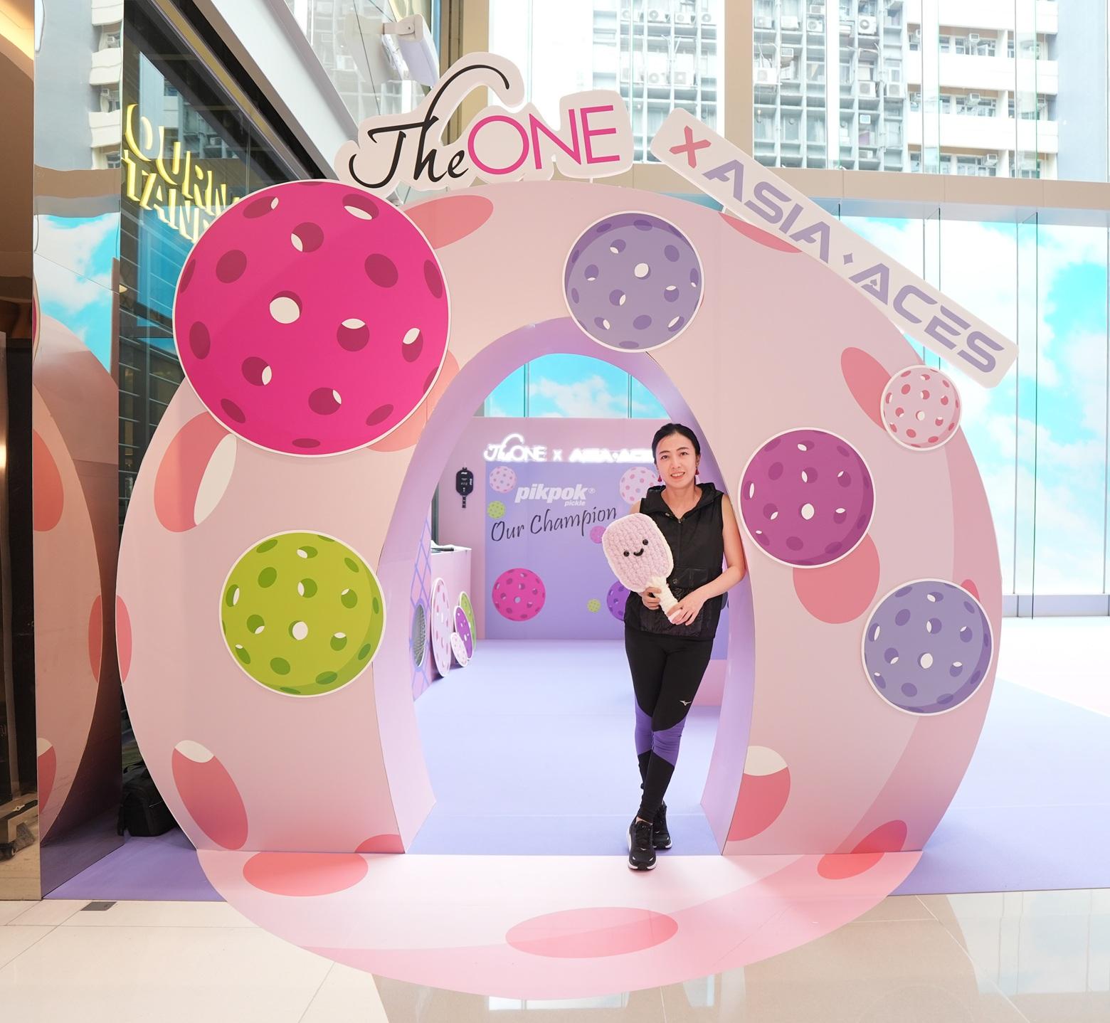 甘比的發球英姿颯颯。