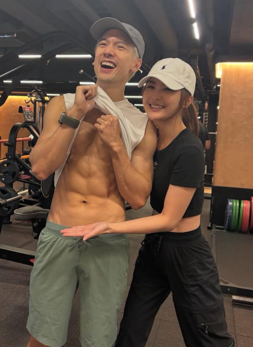 關智斌展示完美腹肌。