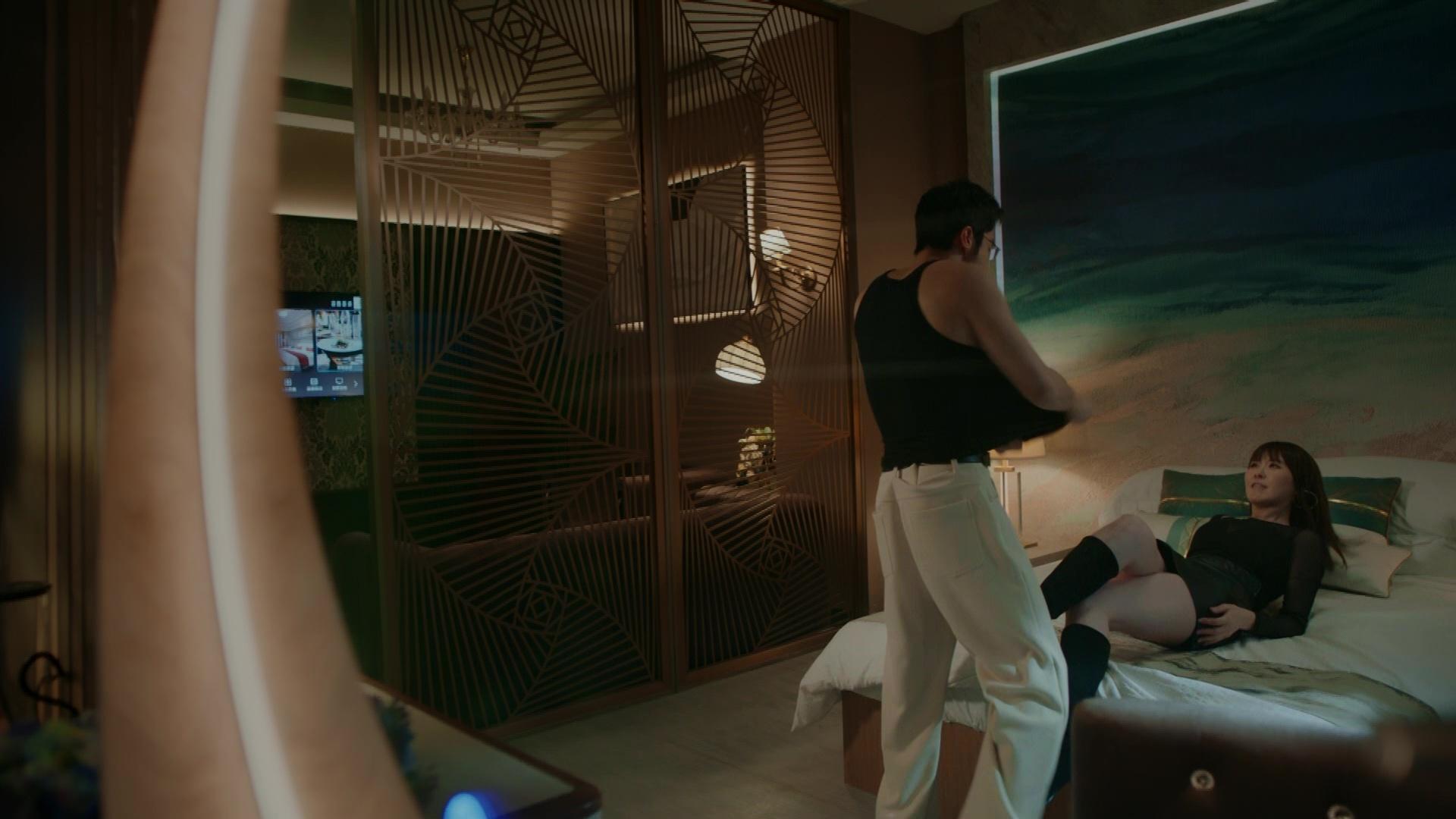 阿Moon與丁子朗上演親熱戲。