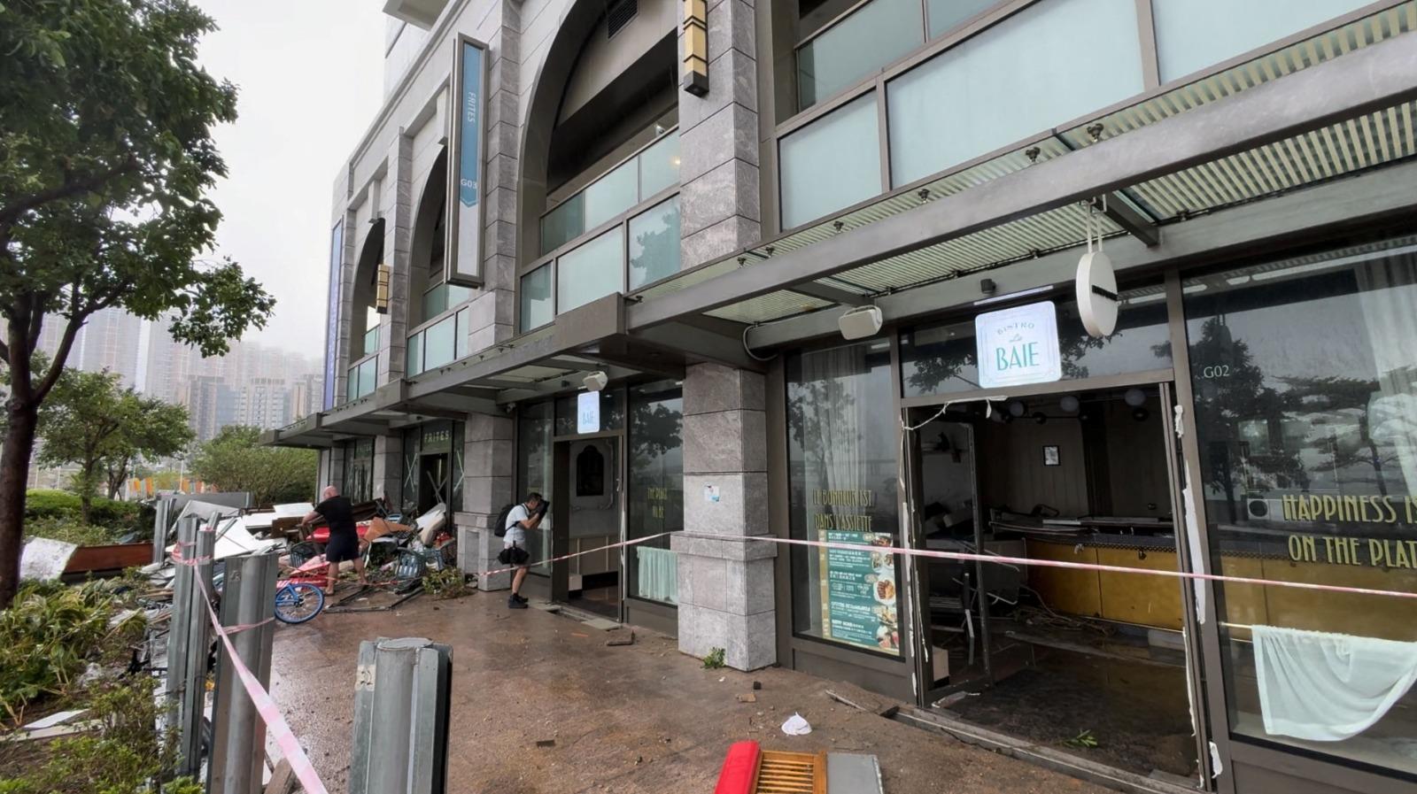 將軍澳一間餐廳被海水湧入嚴重破壞。(路透社圖片)