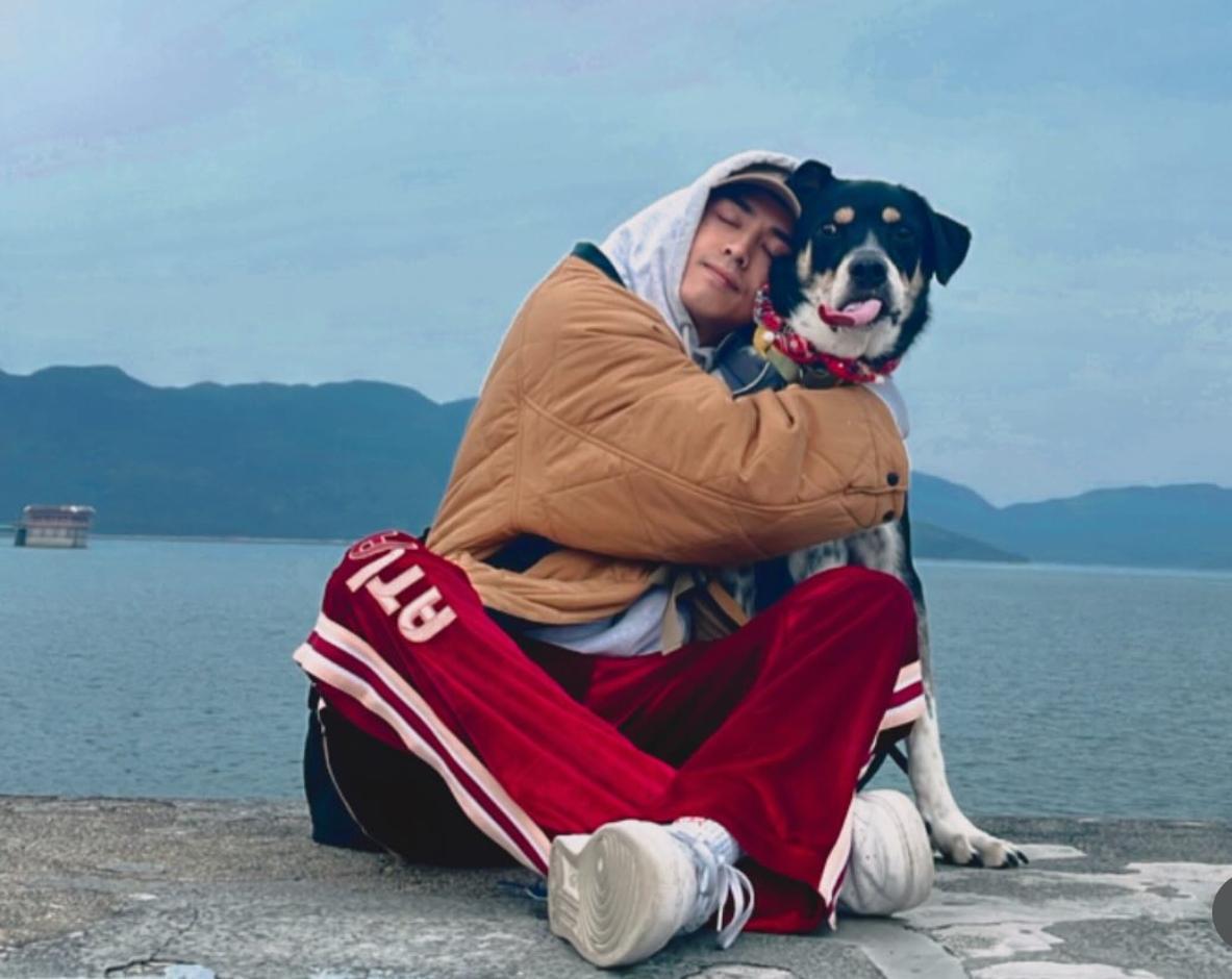 AK自言養了「猜柴」後,越來越享受獨處,留在家人與狗狗作伴。(猜柴IG)