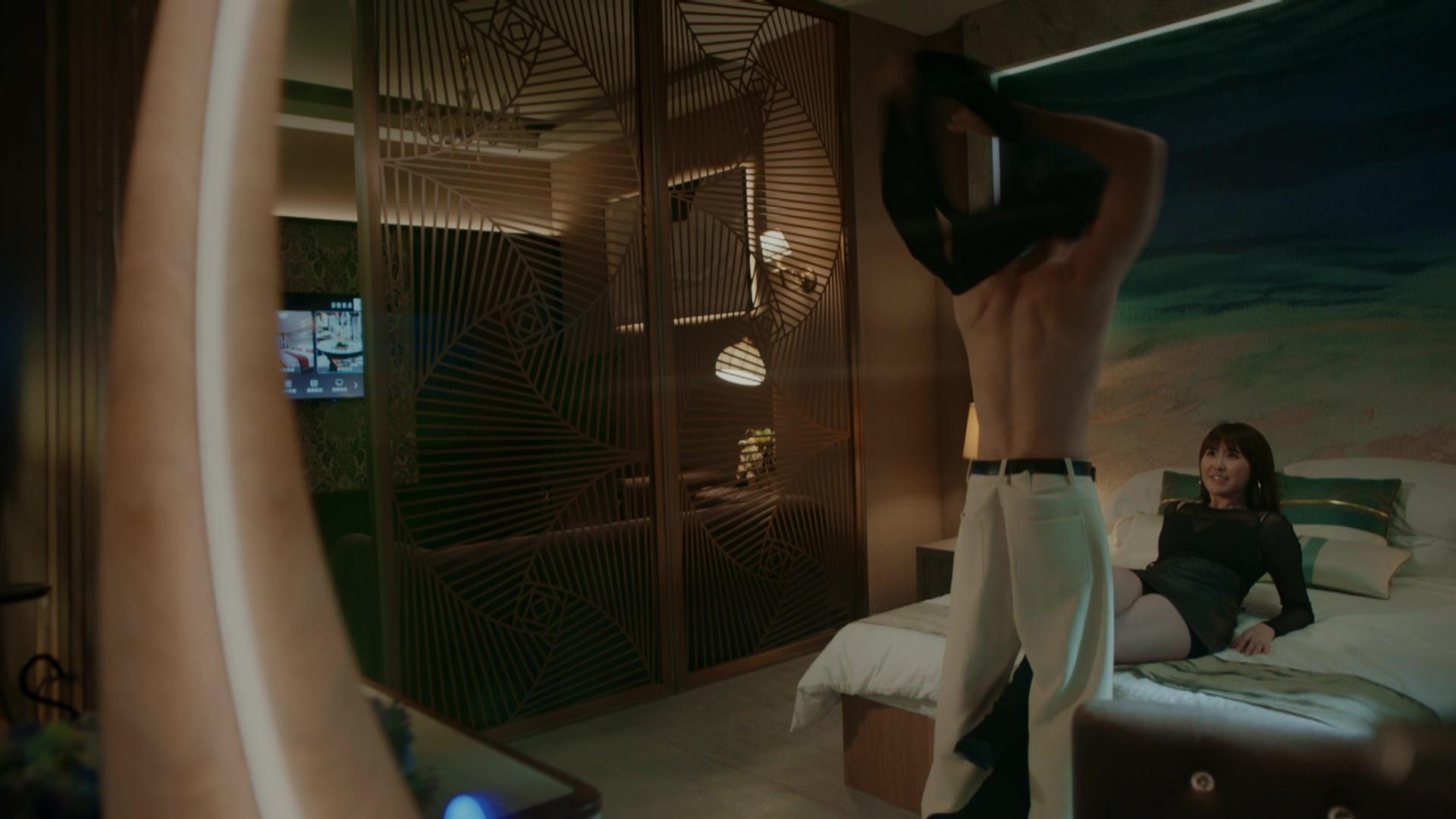 阿Moon與丁子朗上演親熱戲。