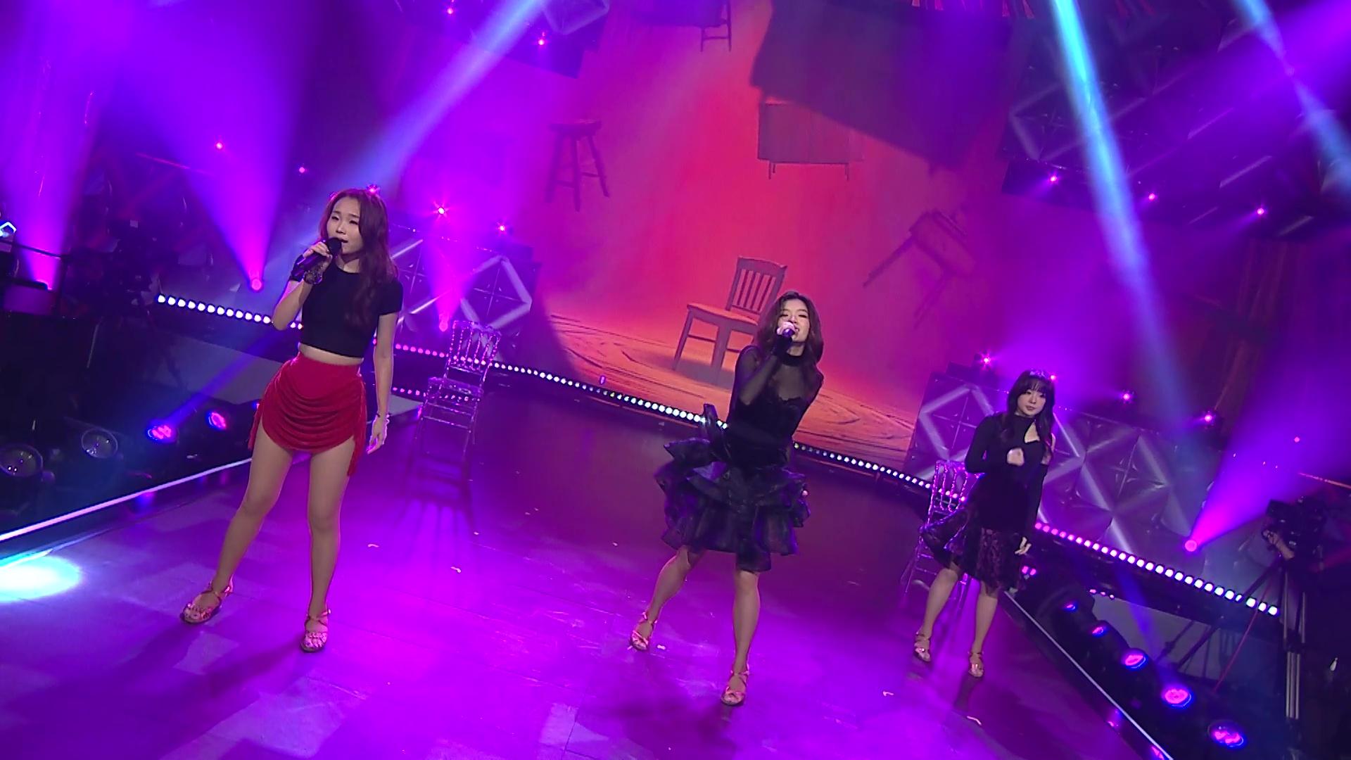 Vanessa、Ophelia、Hoonry邊跳探戈,邊演繹《孤獨探戈》。