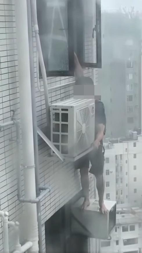 一名冷氣工疑在打風期間赤站危站高樓外牆維修。(網片截圖)