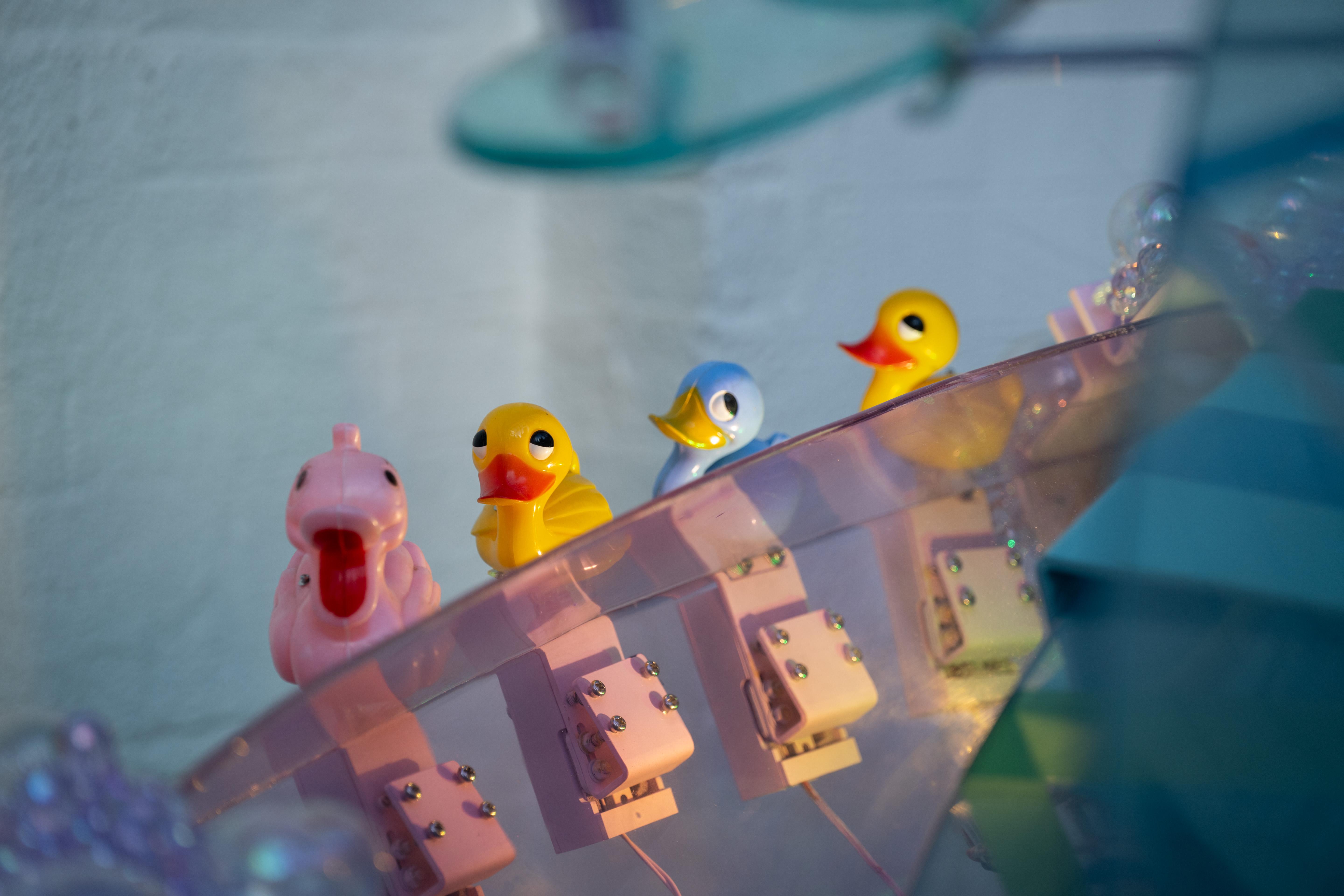 勾起童年回憶的玩具或物品,都是阮家儀的創作素材。