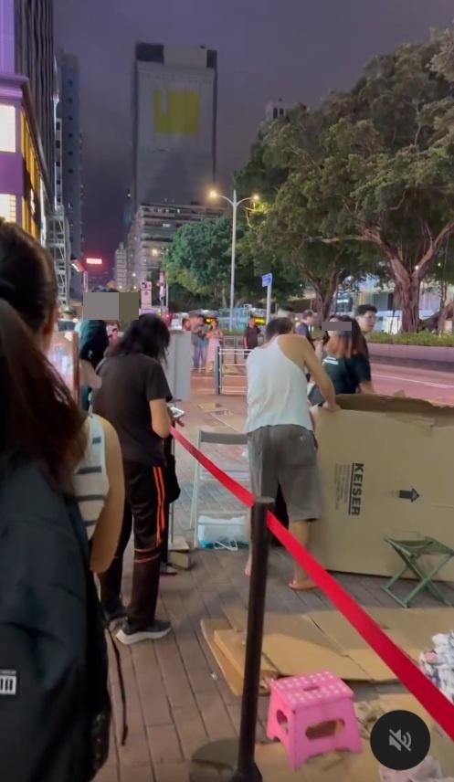 有長者自備摺凳、紙皮及被子在商場外似乎露宿輪候。(網片截圖)