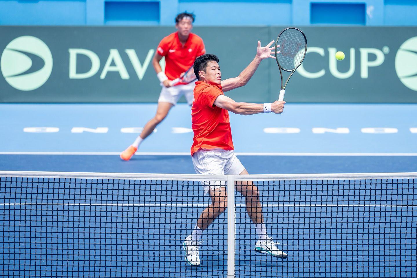 台維斯盃│「香港一哥」黃澤林(Coleman)一天雙賽,先與黃俊鏗在雙打報捷,再於單打橫掃蘇丹諾夫。(Photo Credit : 中國香港網球總會)