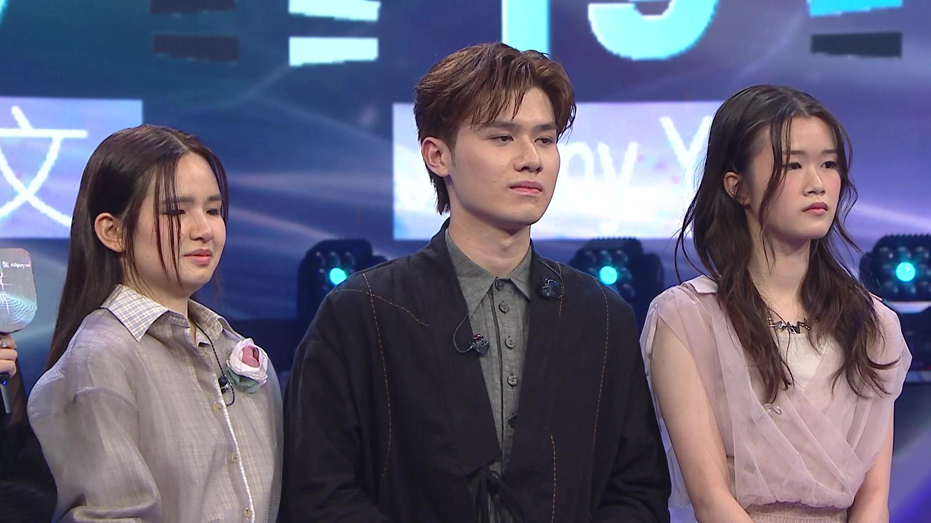 布子、Michelle、Andrew,演繹李克勤medley《一個人飛/失魂記》。