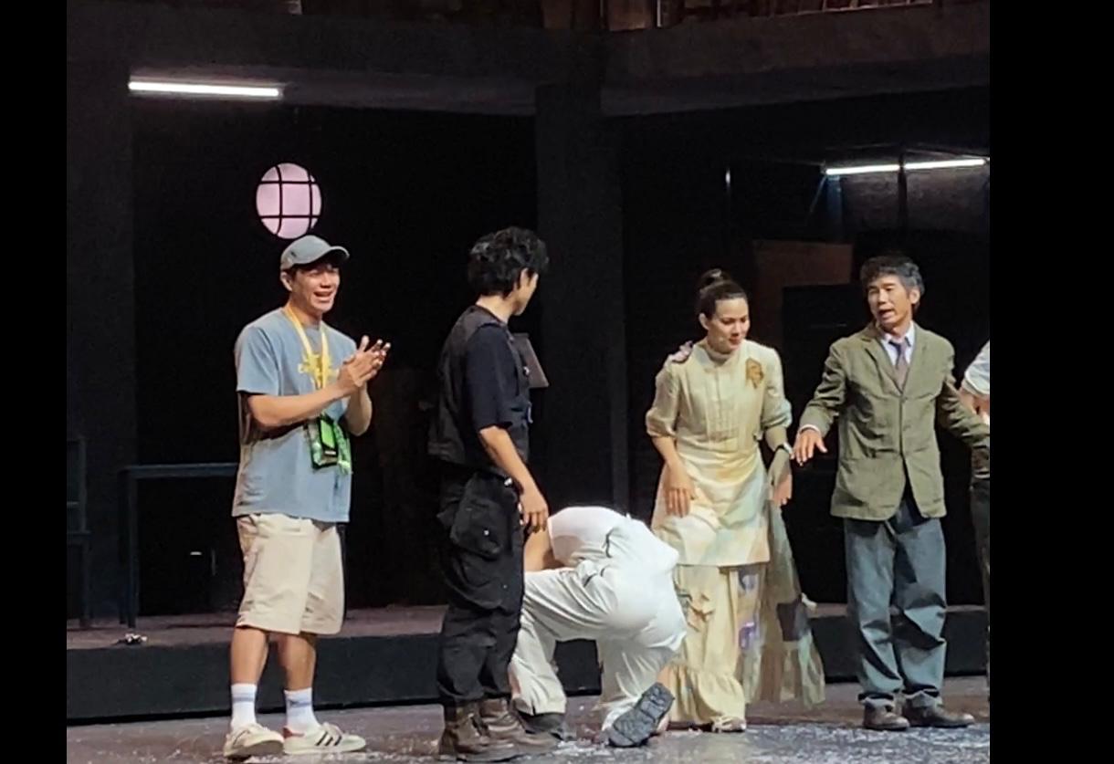 柯煒林現身與《笨蕉大劇院》演員一齊謝幕。