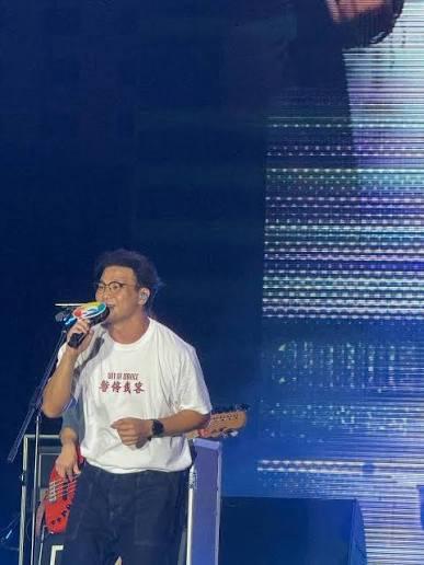 RubberBand主音6號在熱氣球節開幕日穿「暫停載客」Tee演出,成為焦點。(網上圖片)