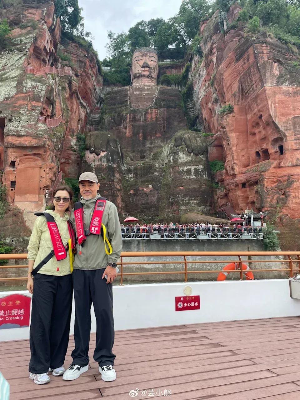 影帝劉青雲與太太與郭藹明,連同視帝黎耀祥夫婦一同遊四川。