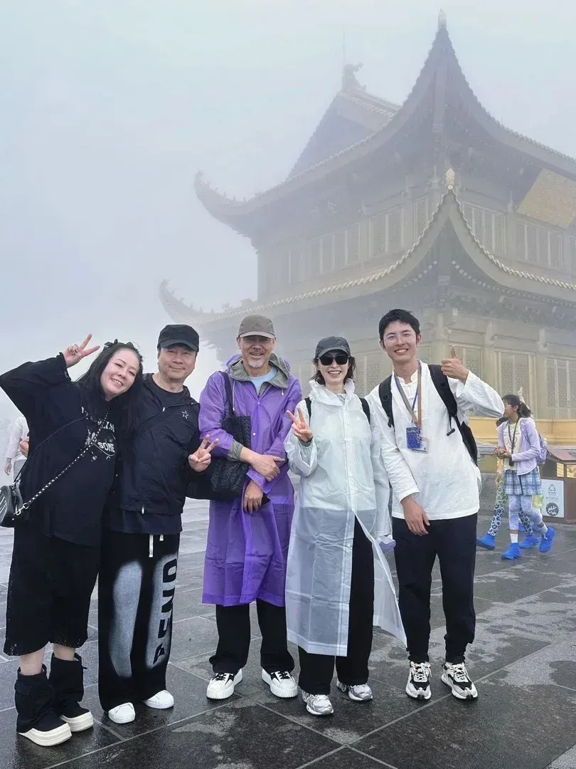 影帝劉青雲與太太與郭藹明,連同視帝黎耀祥夫婦一同遊四川。