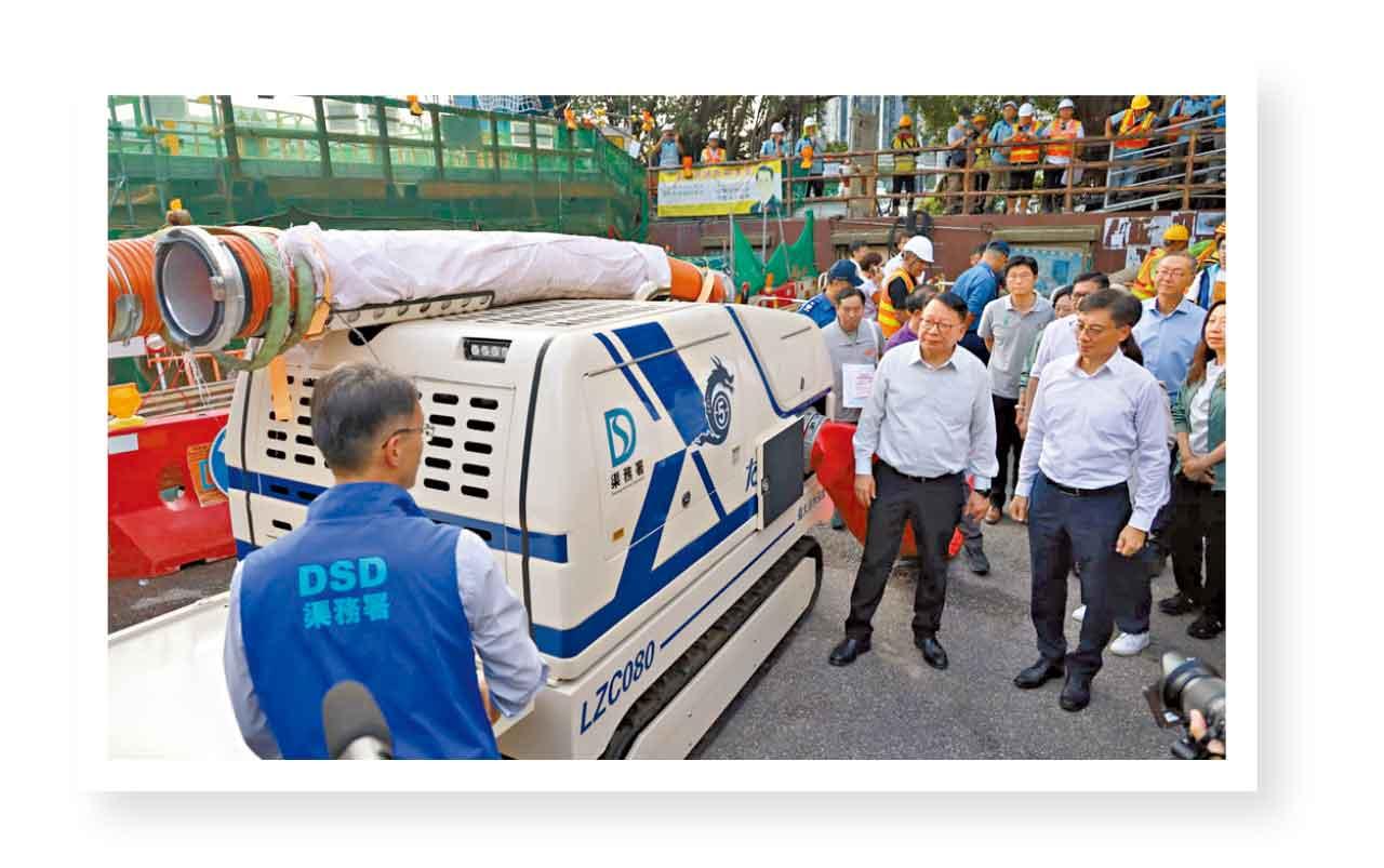 陳國基昨午落區巡視落實防風措施情況。(鍾式明攝)