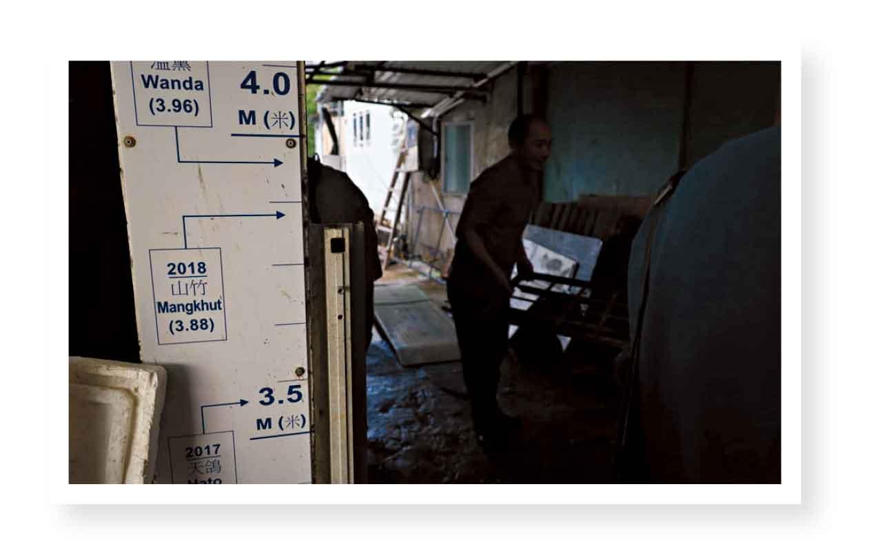 鯉魚門海鮮街一角顯示以往風暴潮記錄。(鍾式明攝)