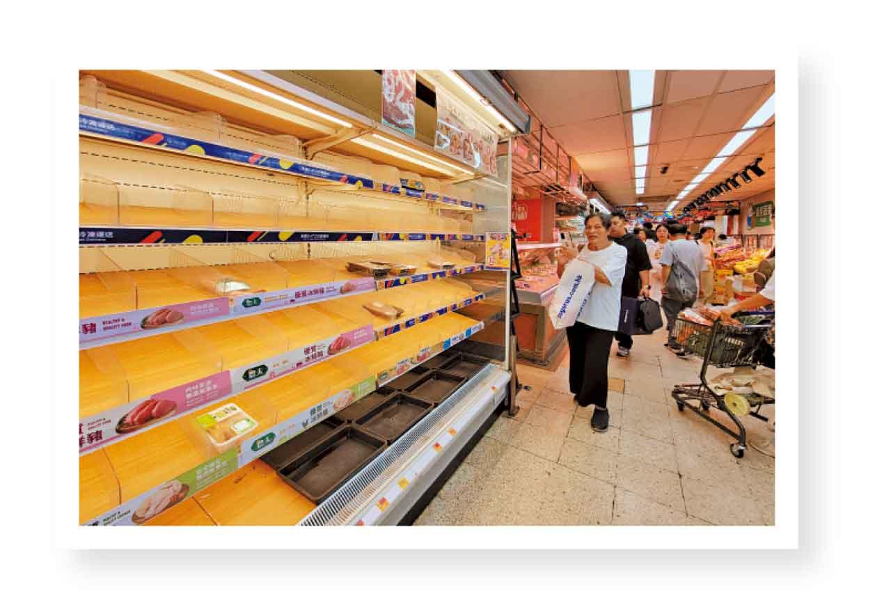 市民為儲糧搶購物資、超市貨架被搶購一空。(林俊源攝)