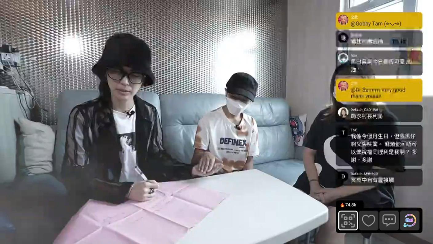 In Lee師傅透過扶乩跟靈體溝通。