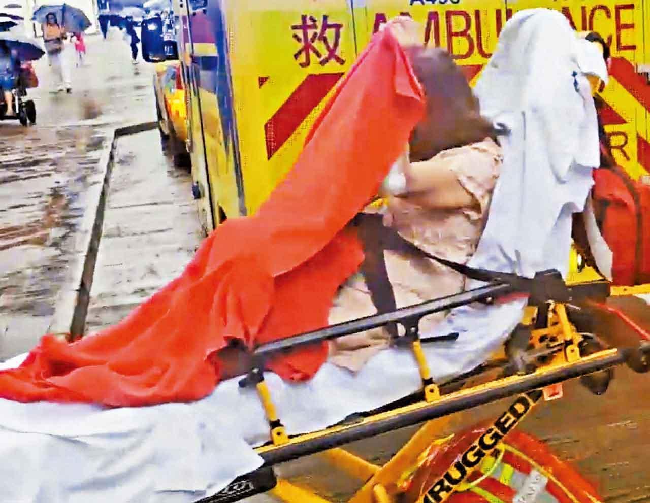 受傷長者送醫院治理。