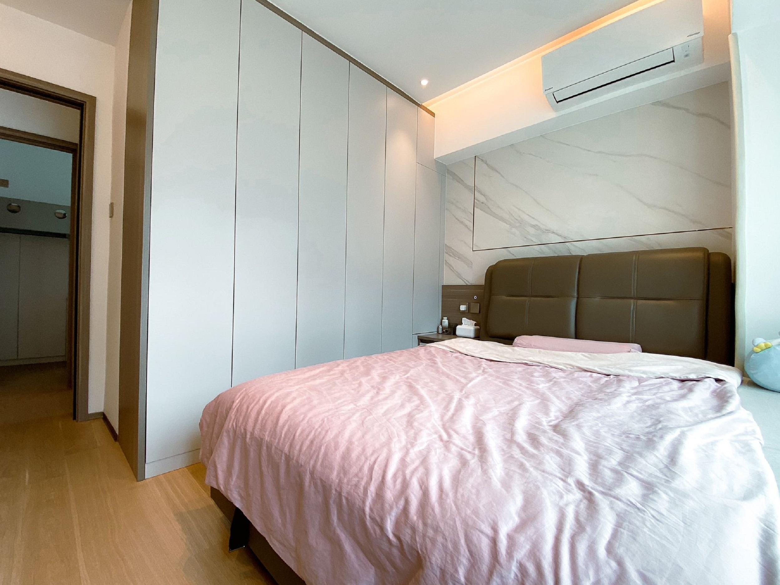 主人房設有大衣櫃,收納空間多。