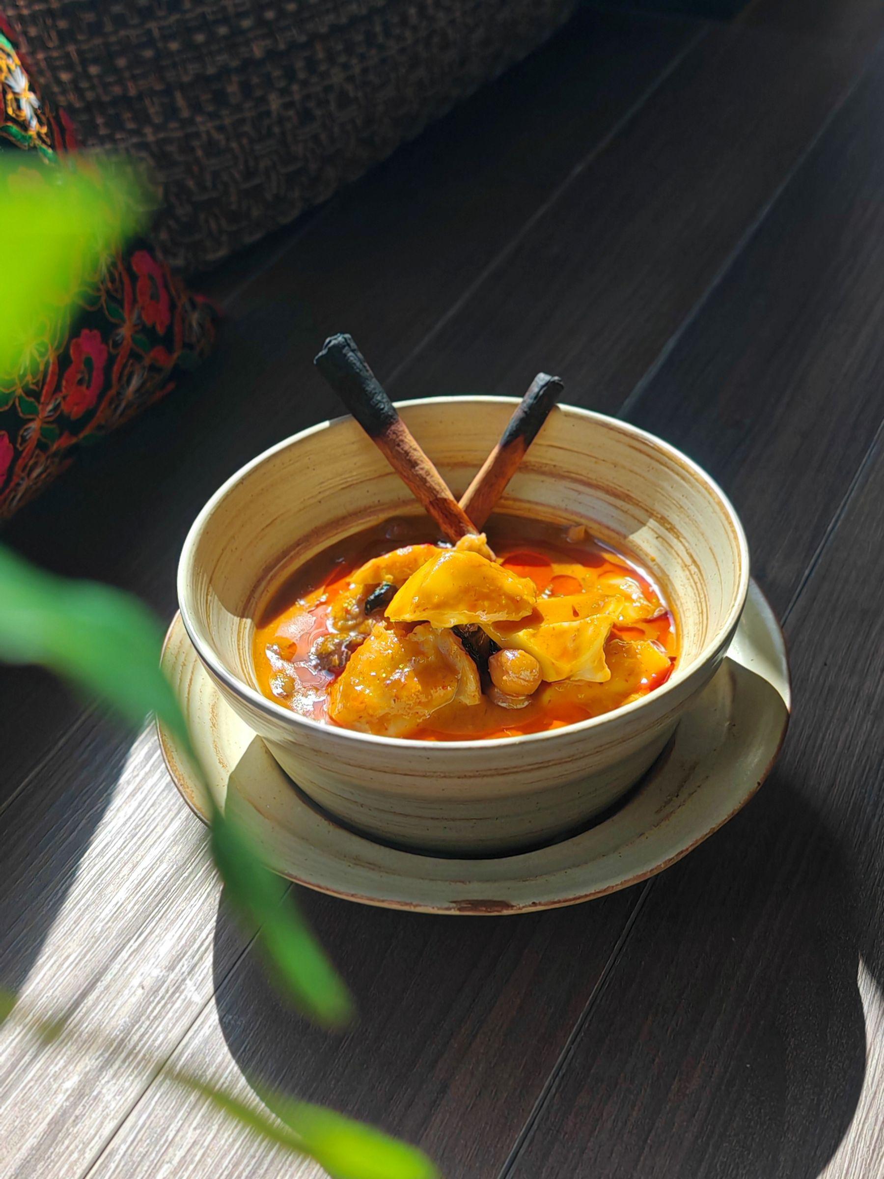 「泰公館咖喱」加入生榴槤和雞肉一齊煮,保持榴槤濃郁粉糯的質感以及堅果風味。(相片來源:IG@hungry.bear.hk)