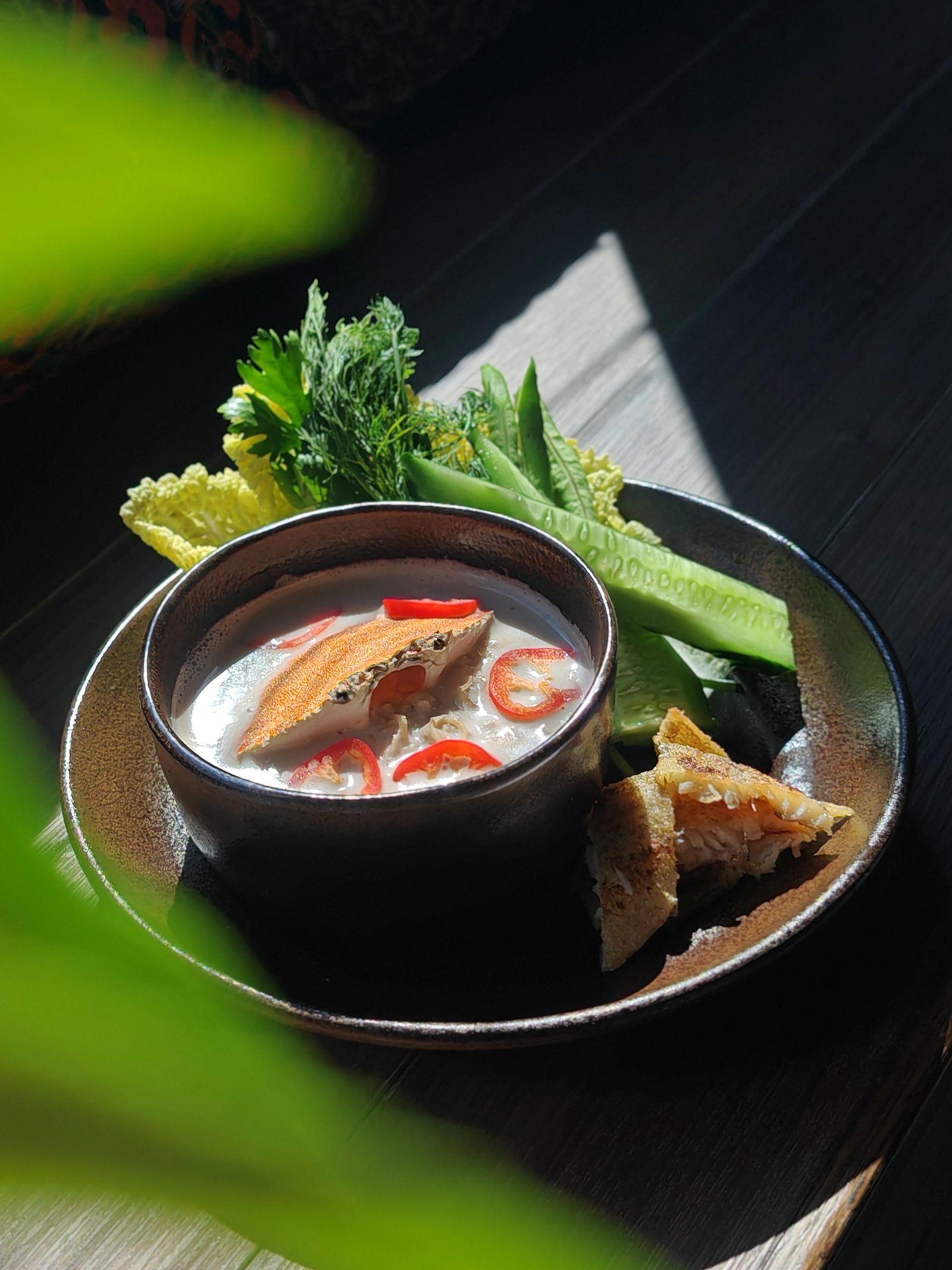 「蘇美白日夢」即椰汁咖喱,有新鮮蟹肉、炸鱸魚、肉碎、白菜、青瓜,椰汁咖喱順滑,散發香料香氣。(相片來源:IG@hungry.bear.hk)