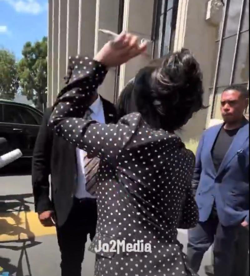 Cardi B審訊表情爆紅獲勝訴 庭外掟筆怒罵記者