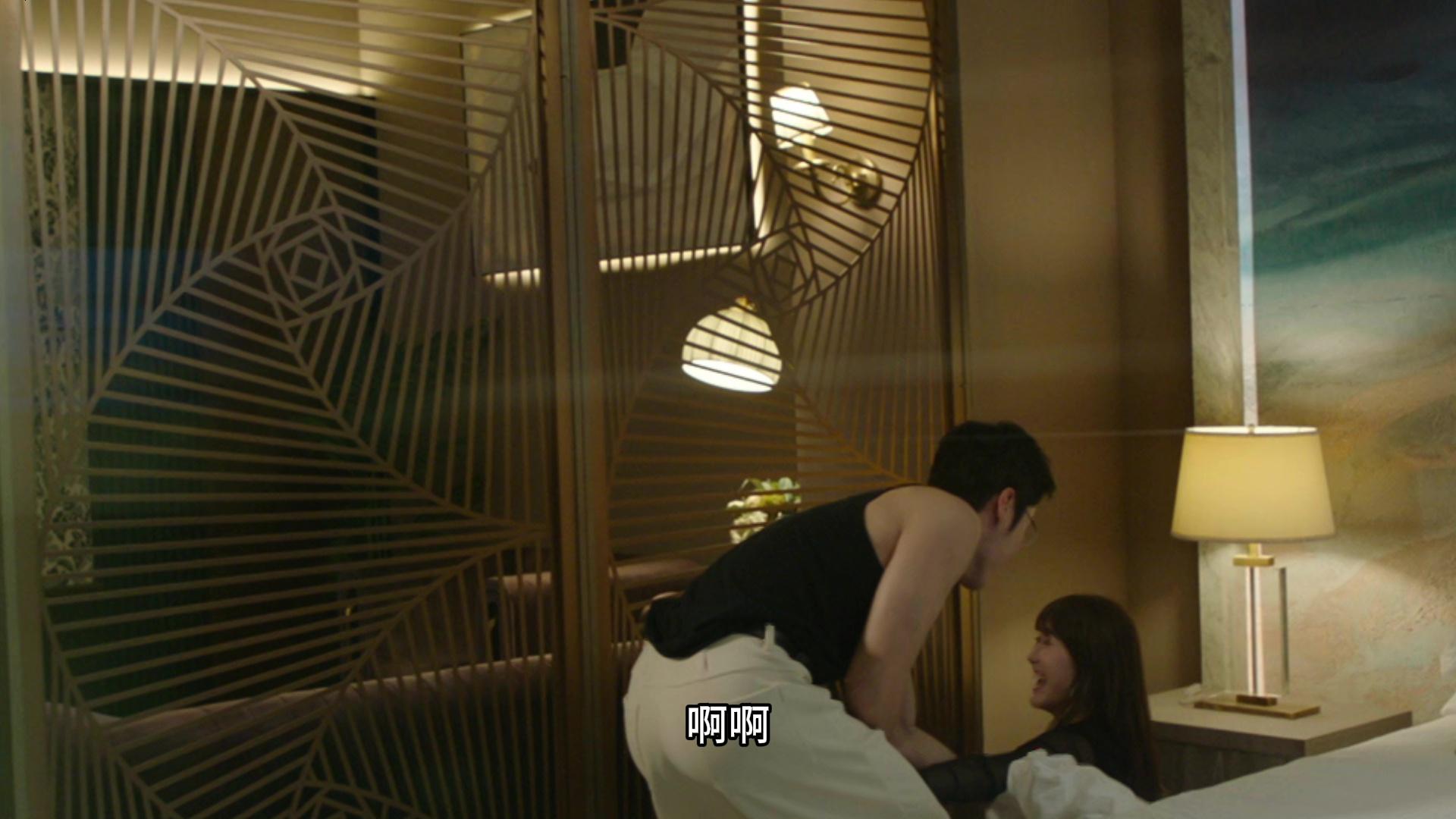 阿Moon因為對鞋跣,咁就跌咗落床。