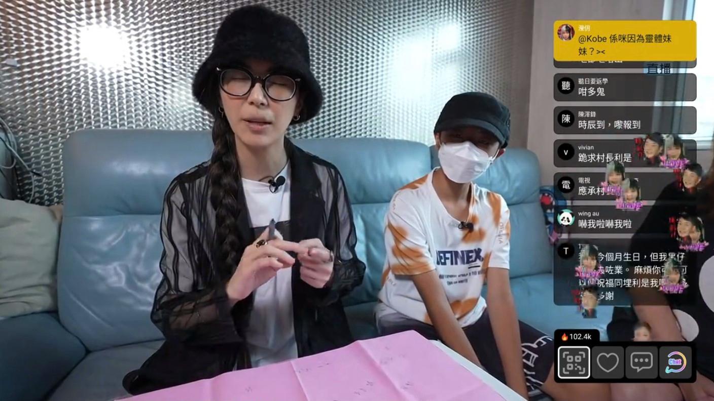 In Lee師傅透過扶乩跟靈體溝通。