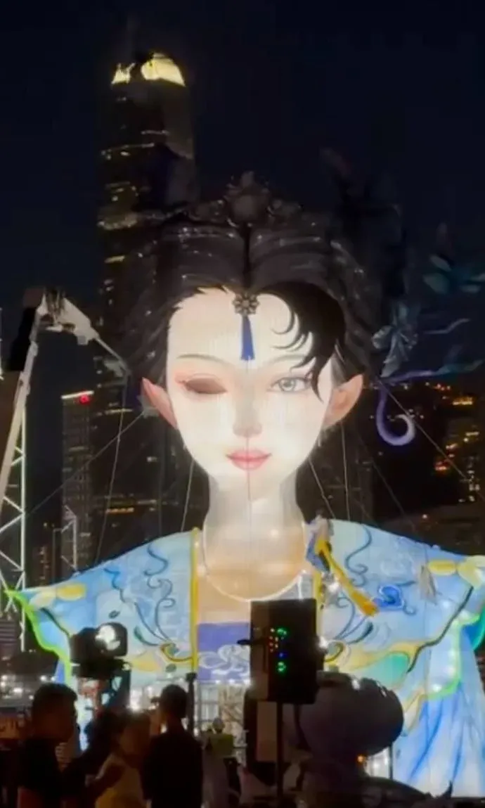 「紫霞仙子」花燈化上濃妝,被指貌似「紙紮公仔」,更識得單眼及撥扇。(網上圖片)