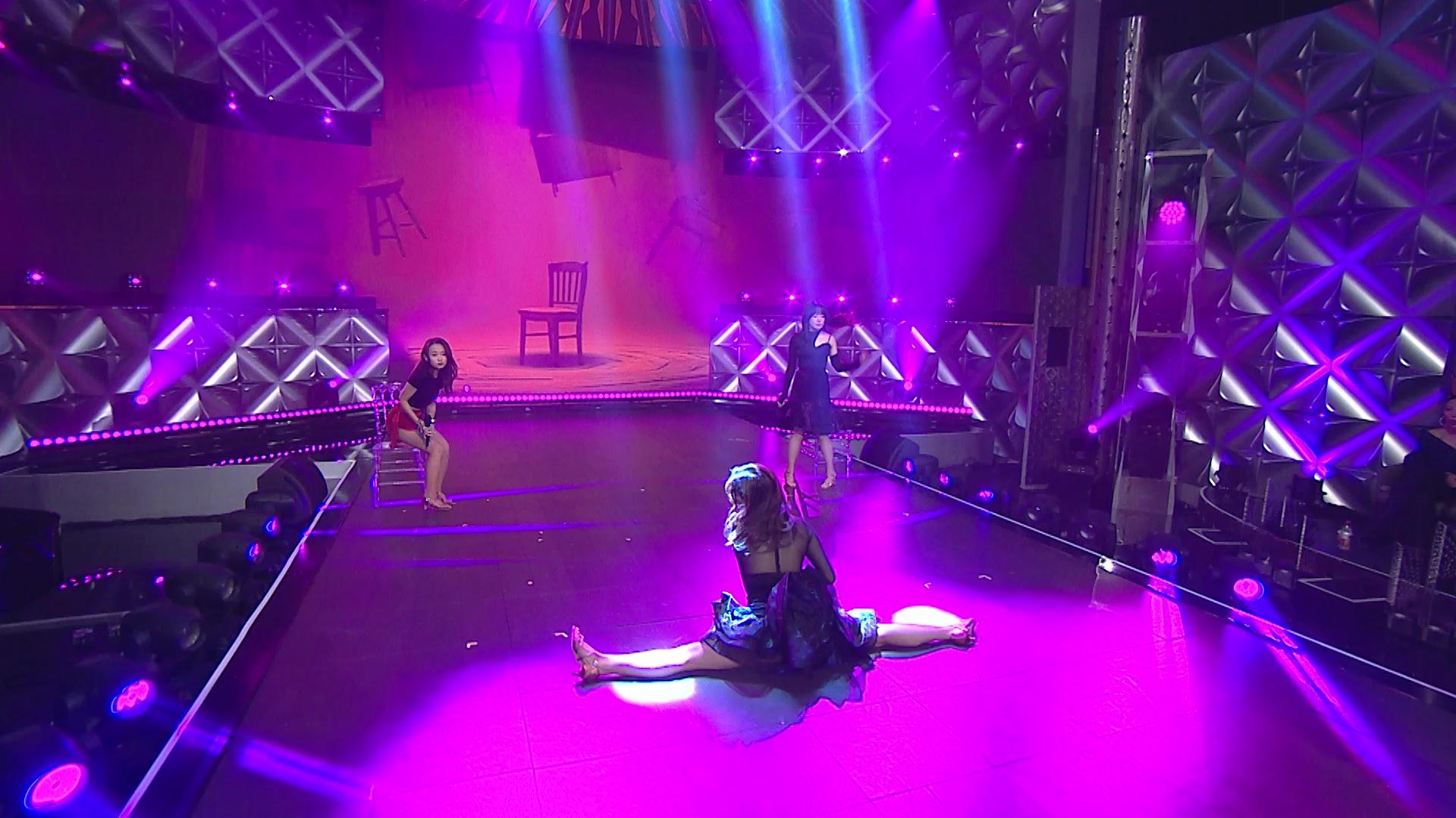 Hoonry表演一字馬。