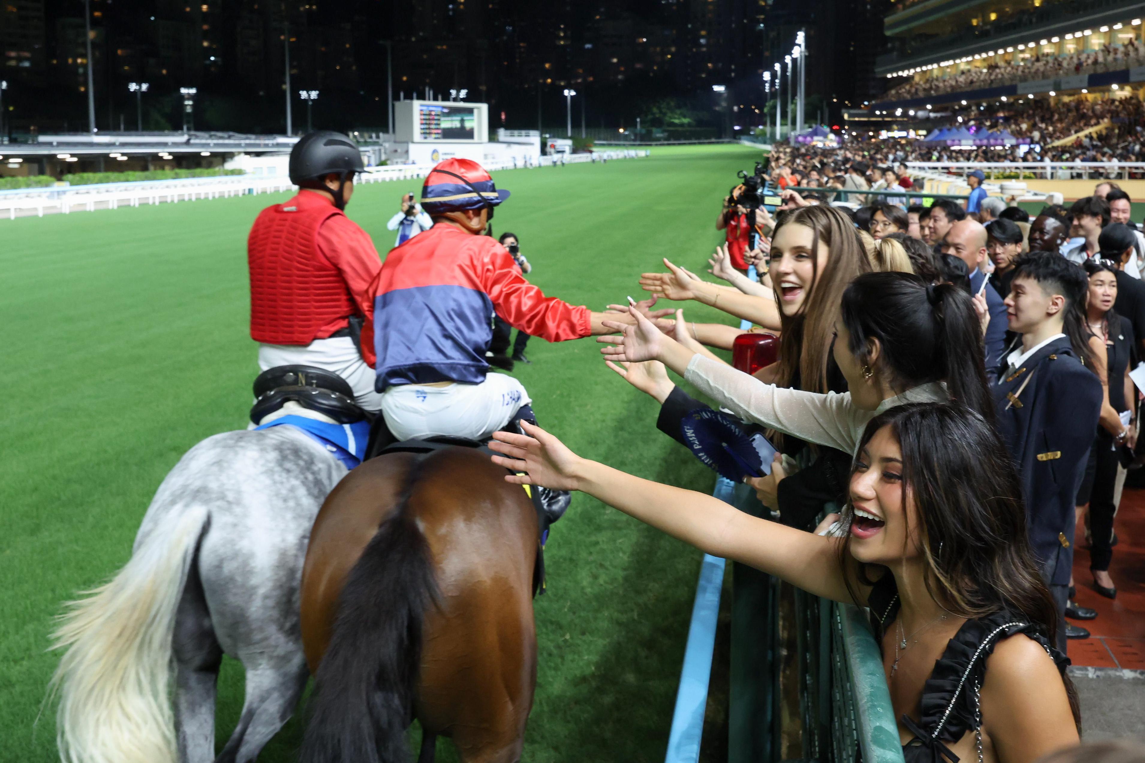 一眾Now United成員感受到場內熾熱及興奮氣氛。