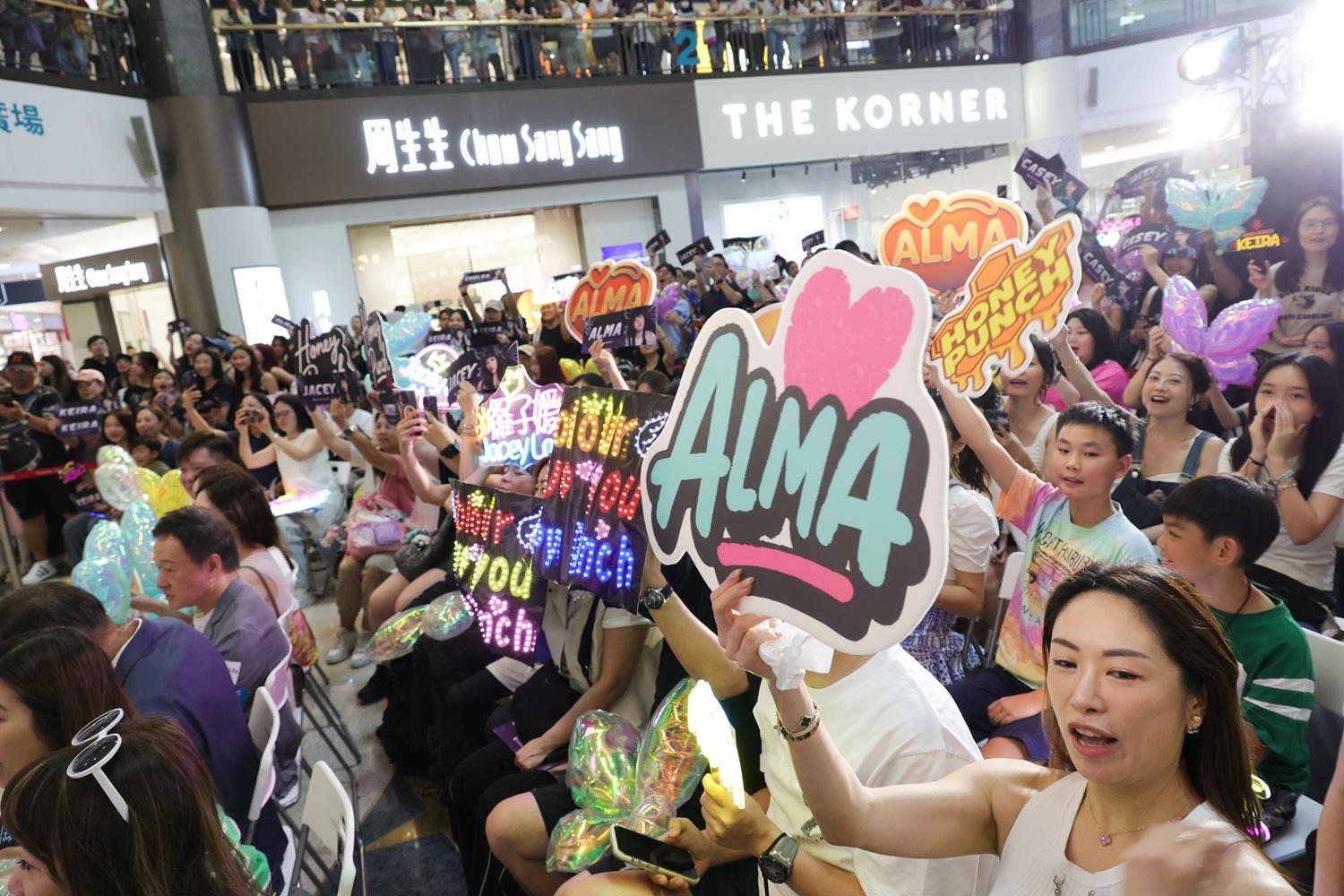 現場迫滿Honey Punch的fans。(吳康琦攝)