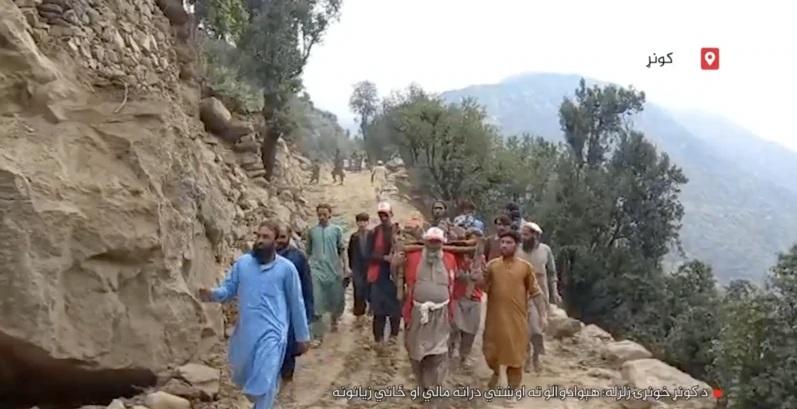 阿富汗地震增至逾810死2800傷 生還者:像整座山搖動