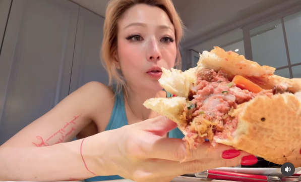 Sammi食外賣食得津津有味,可見肝醬和醃菜相當爆餡。(影片截圖IG:sammi_chengsauman)