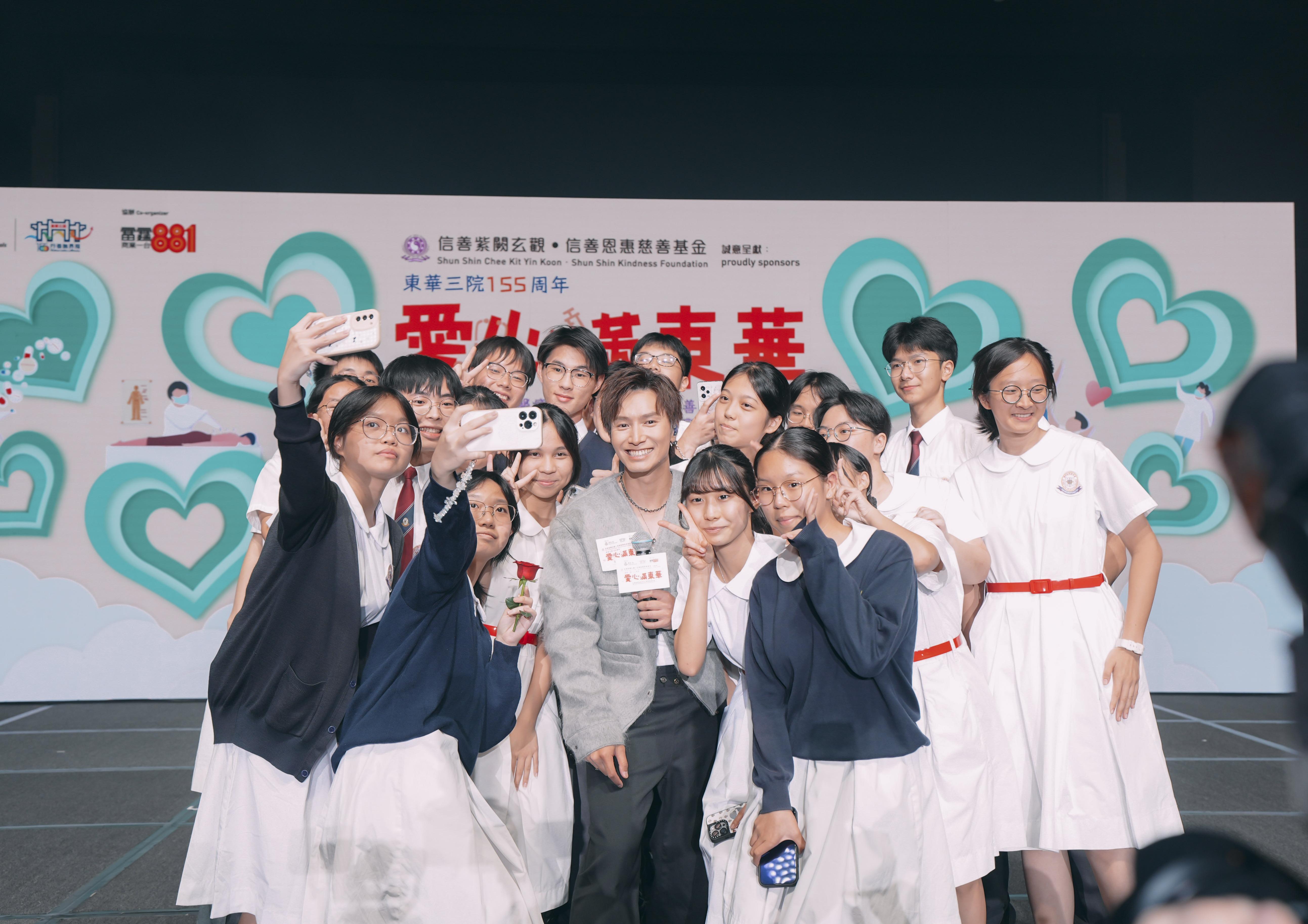 「愛心之星」陳柏宇壓軸出場,獻唱三首作品,包括《我所看見的未來》、《漂流木》及《霸氣情歌》,更十分親切與學生歌迷一起拍照,將現場氣氛推至頂峰。